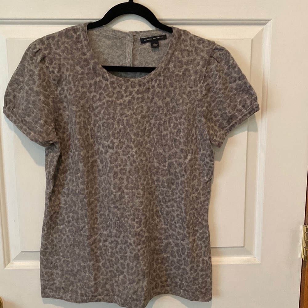Worn once gray leopard print, short-sleeve sweater